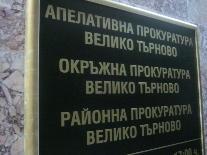 Районната прокуратура във Велико Търново започна досъдебно производство за ПТП, при което пиян водач блъсна два паркирани автомобила и автобусна спирка